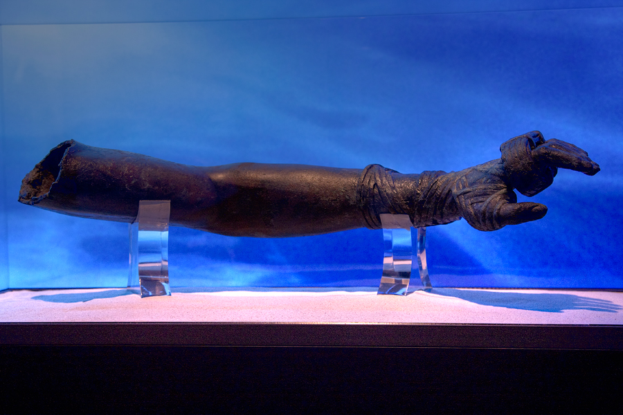 Arm einer Bronzestatue