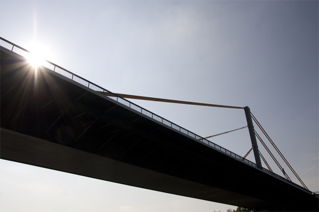 Duisburger_Hafen_Bruecke Duisburg hat mehrere hundert Brücken.