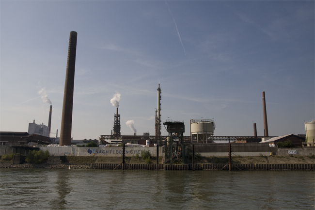 Duisburger_Hafen_Fabrik Vor allem Fabriken haben sich direkt am Wasser angesiedelt.