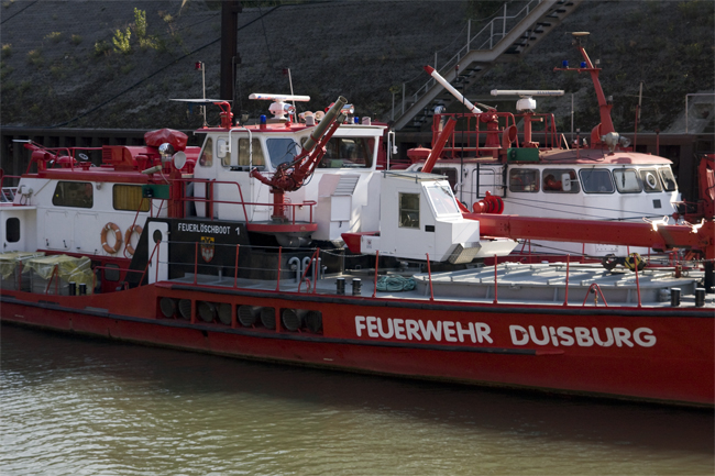 Feuerwehrboot im Duisburger Hafen