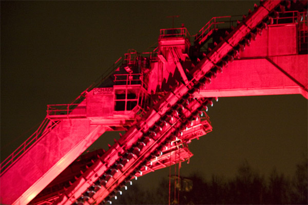 Kulturhauptstadt_Eroeffnung_Zollverein_Industrieanlage_in_Rot1