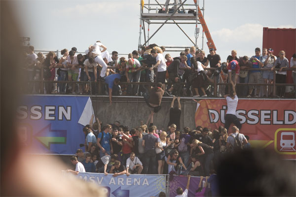 Loveparade 2010 Duisburg: Menschen klettern in Panik die Rampenwände hoch