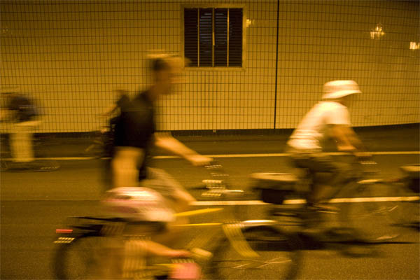 Still-Leben A40: Radfahrer im Autobahntunnel in Essen